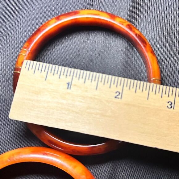 Vintage 40s Bakelite and rhinestone bangles - 2 marbled orange and 2 gold yellow - Picture 11 of 12